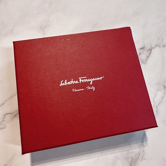 Salvatore ferragamo new with tag belt, made in Italy, size 90, come with box - Picture 6 of 7